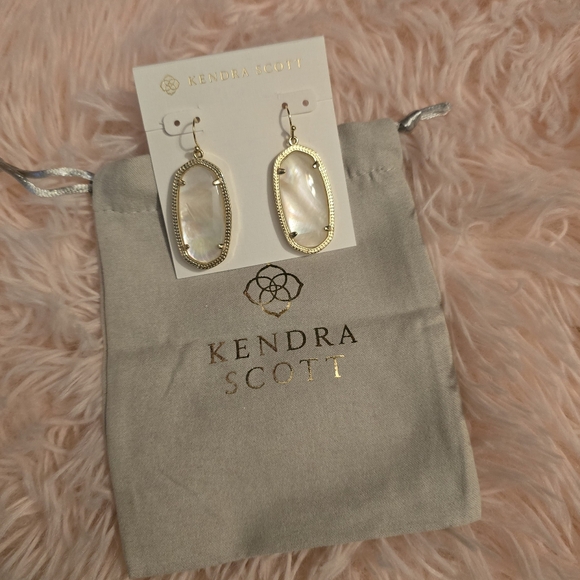 Kendra Scott Elle Gold Drop Earrings in Ivory Pearl. - Picture 14 of 14